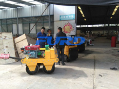 福瑞得機(jī)械手扶雙輪壓路機(jī)，二次結(jié)構(gòu)澆筑泵及時包貨